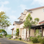 猴猴鼻秘境礁岩海蝕地形，玩家划槳穿越